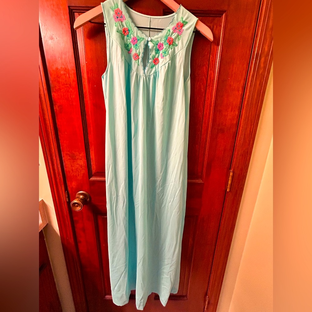 GOSSARD  ARTEMIS VTG Embroidered Sleeveless Acetate Aqua Nightgown. Size Petite